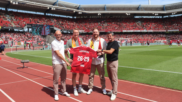 Now bleibt Stadionlimo des 1. FC Nürnberg - v.l.: Dr. Jörg Burkhardt (1. FC Nürnberg), Johannes Ehrnsperger (Neumarkter Lammsbräu), Sebastian Zapf (Neumarkter Lammsbräu) und Marcus Rößler (1. FC Nürnberg) - Quelle: 1. FC Nürnberg